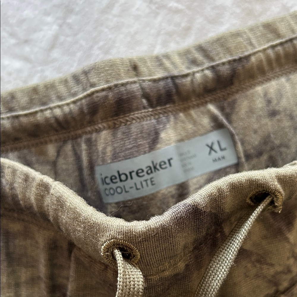 Men’s Icebreaker Cool-Lite pull on draw string camo shorts.
XL.